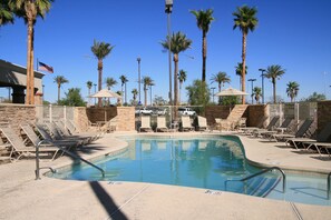 Outdoor pool, pool loungers - Hampton Inn & Suites Las Vegas-Red Rock/Summerlin (Las Vegas)