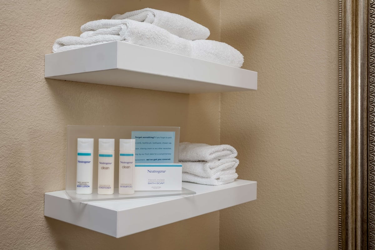 Amenidades de baño de diseñador, secadora de cabello, toallas