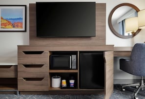 Huone, 1 suuri parisänky, tupakointi kielletty | Allergiatestatut vuodevaatteet, tallelokero huoneessa, pimennysverhot