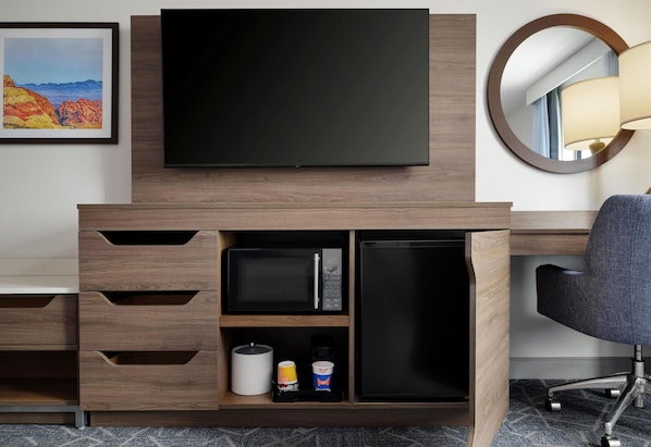 Habitación, 1 cama King size, para no fumadores | Ropa de cama hipoalergénica y caja de seguridad en la habitación