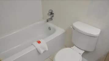 Ensemble douche/baignoire, articles de toilette gratuits