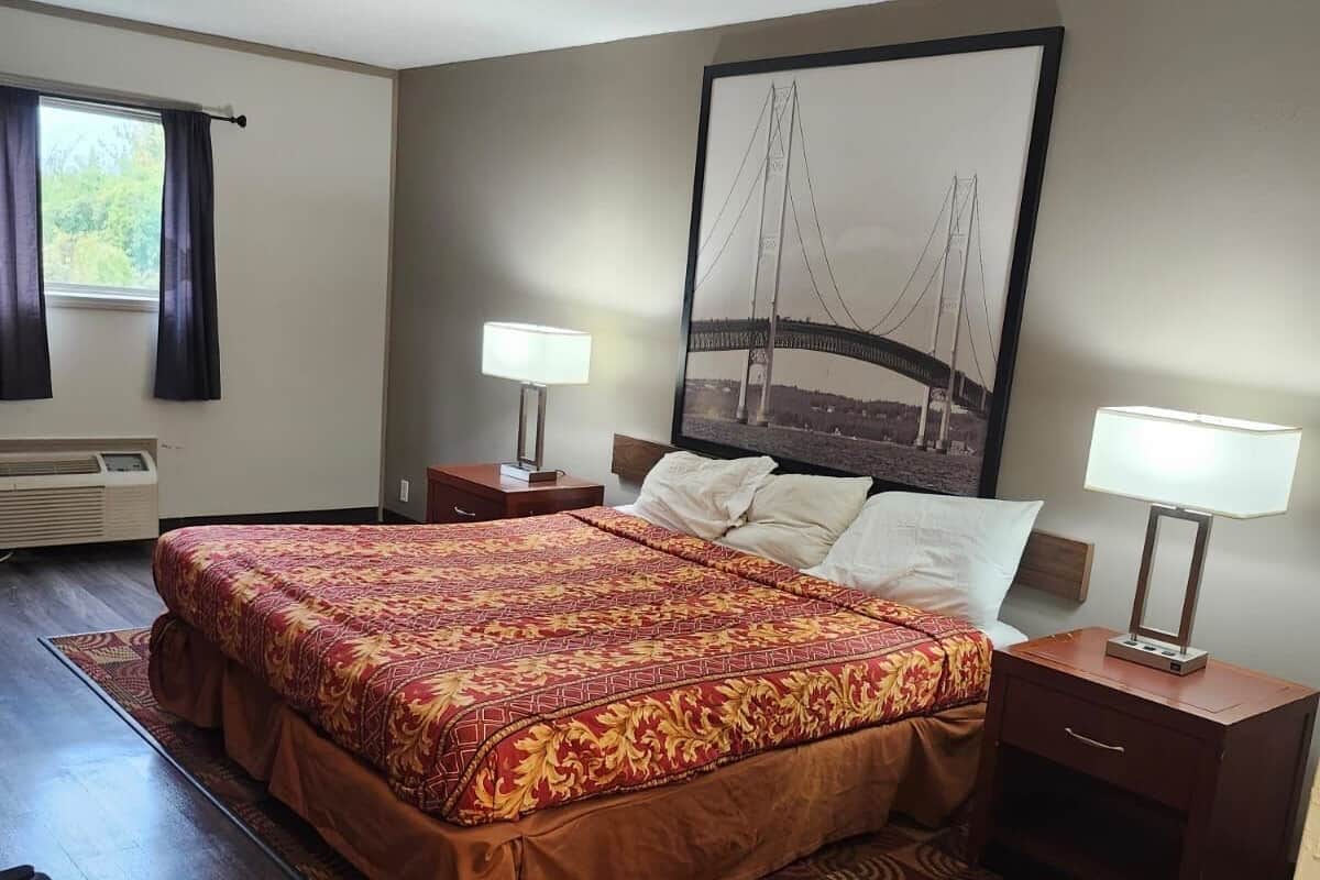 Chambre Standard, 1 trÚs grand lit, non-fumeur | Bureau, accÚs au Wi-Fi (inclus), literie fournie, réveille-matin