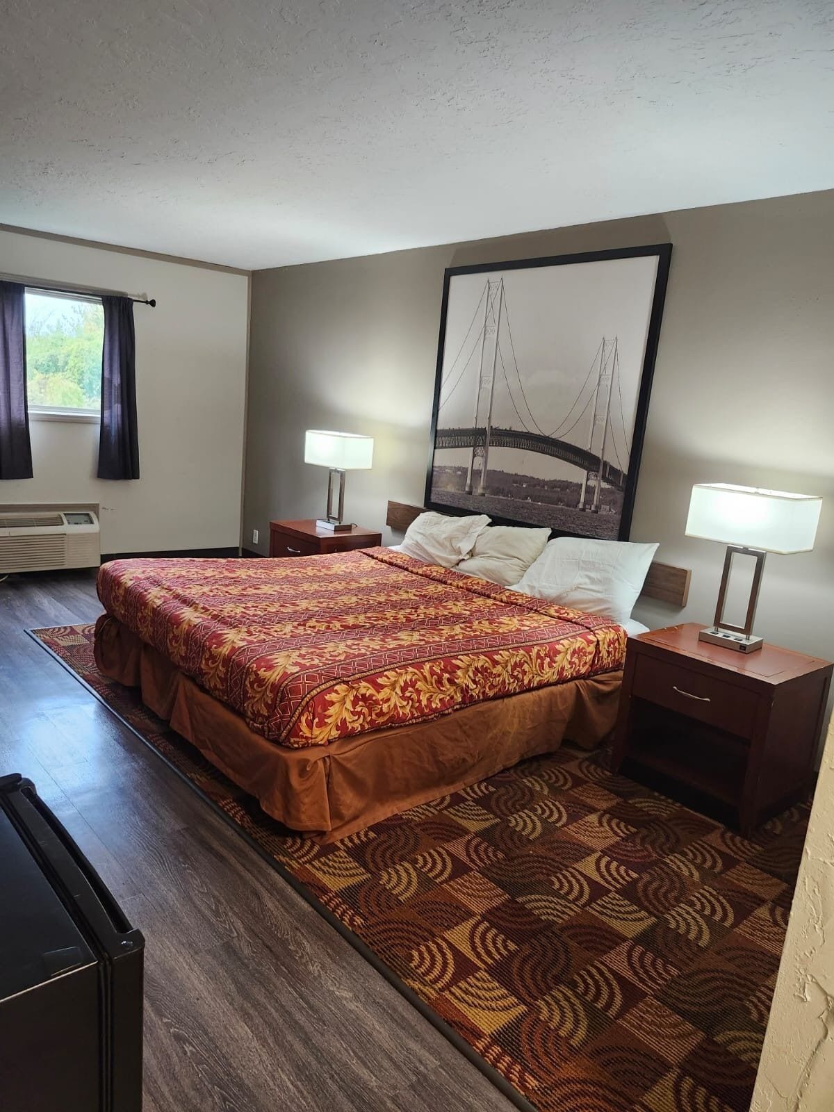 Skrivebord, gratis Wi-Fi, sengetøj, vækkeur