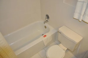 Combined shower/tub, free toiletries, towels