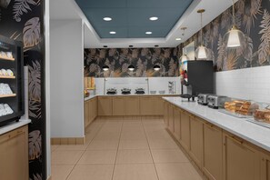 Free daily continental breakfast - Residence Inn by Marriott Los Angeles Burbank Downtown (Burbank)