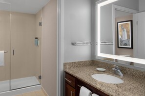 Combined shower/tub, free toiletries, hair dryer, towels