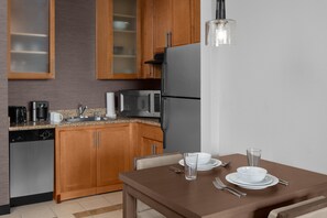 Großer Kühlschrank, Mikrowelle, Herdplatte, Geschirrspüler