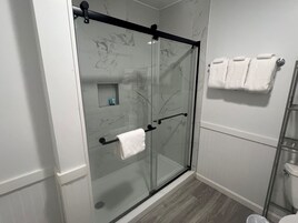 Ducha, artículos de tocador gratuitos, toallas