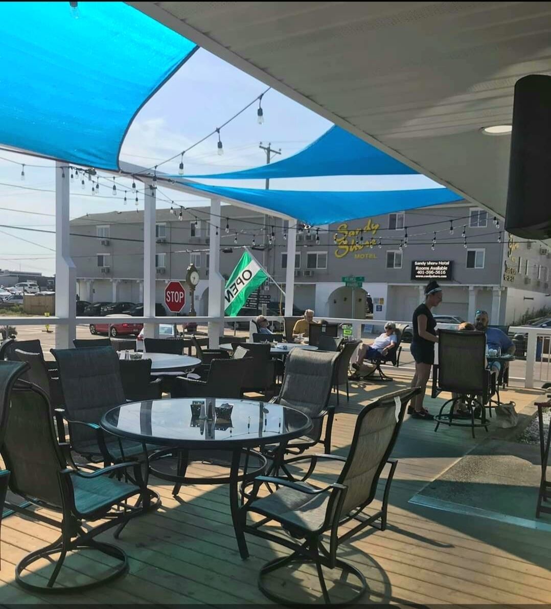 2 restaurantes; se sirven desayunos, almuerzos y cocina americana 