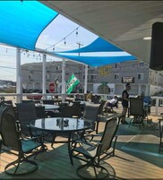 2 restaurantes; se sirve desayuno, almuerzo y cena; cocina americana