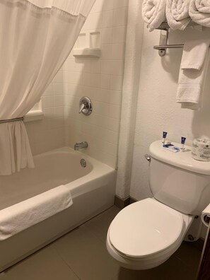 Combined shower/tub, free toiletries, hair dryer, towels