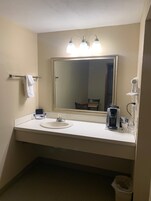 Bañera con ducha, artículos de tocador gratuitos, secador de pelo