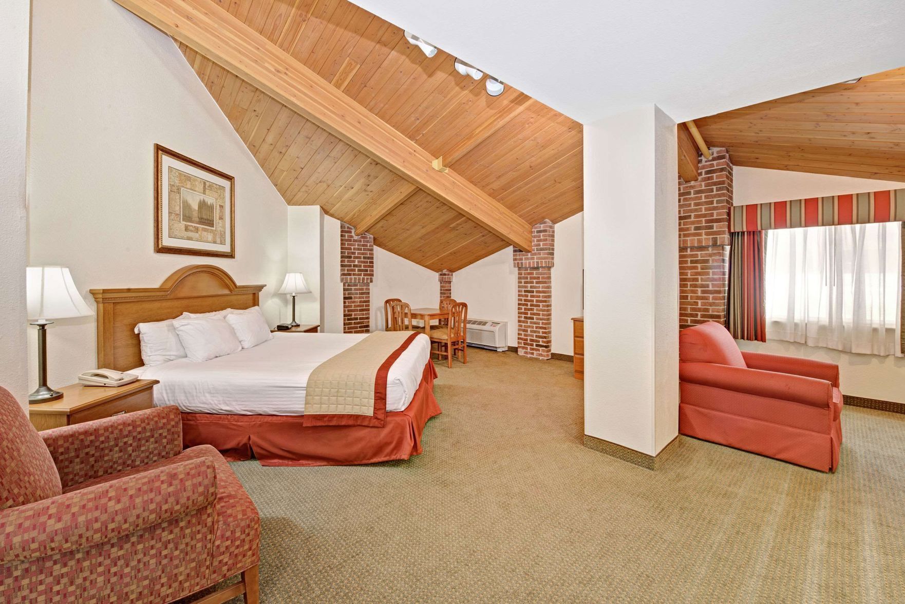Luxe beddengoed, pillowtop-bedden, een kluis op de kamer, een bureau