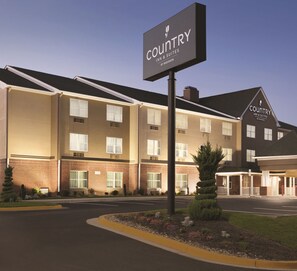 Front of property - evening/night - Country Inn & Suites by Radisson, Washington, D.C. East - Capitol Heights, MD (Capitol Heights)