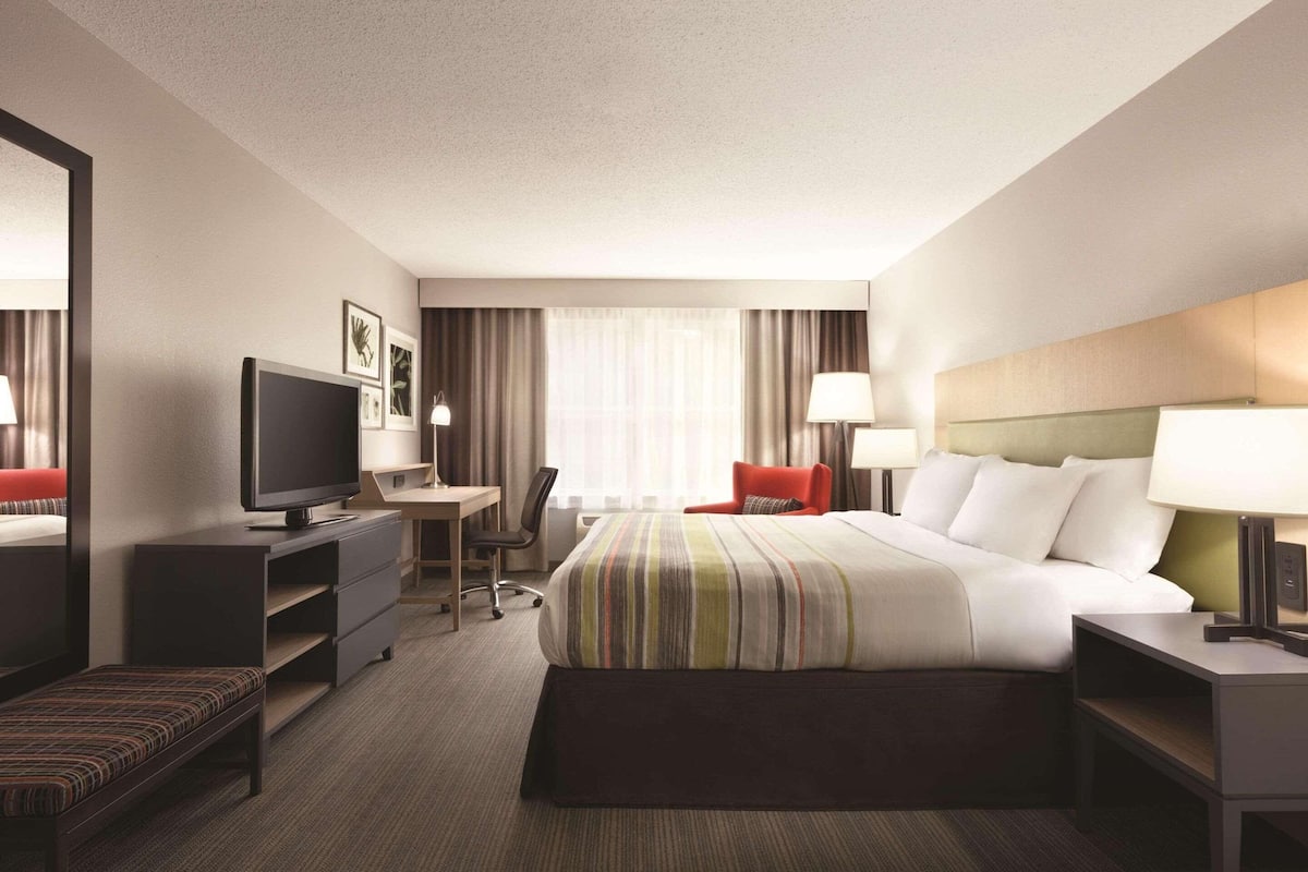 Suite, 1 King Bed, Non Smoking, Jetted Tub | 1 bedroom, desk, blackout drapes, iron/ironing board