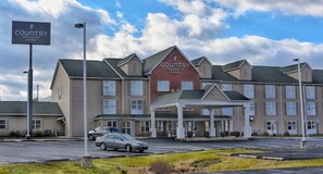A Country Inn & Suites hotel with a covered entrance, multiple floors, and a parking lot.
