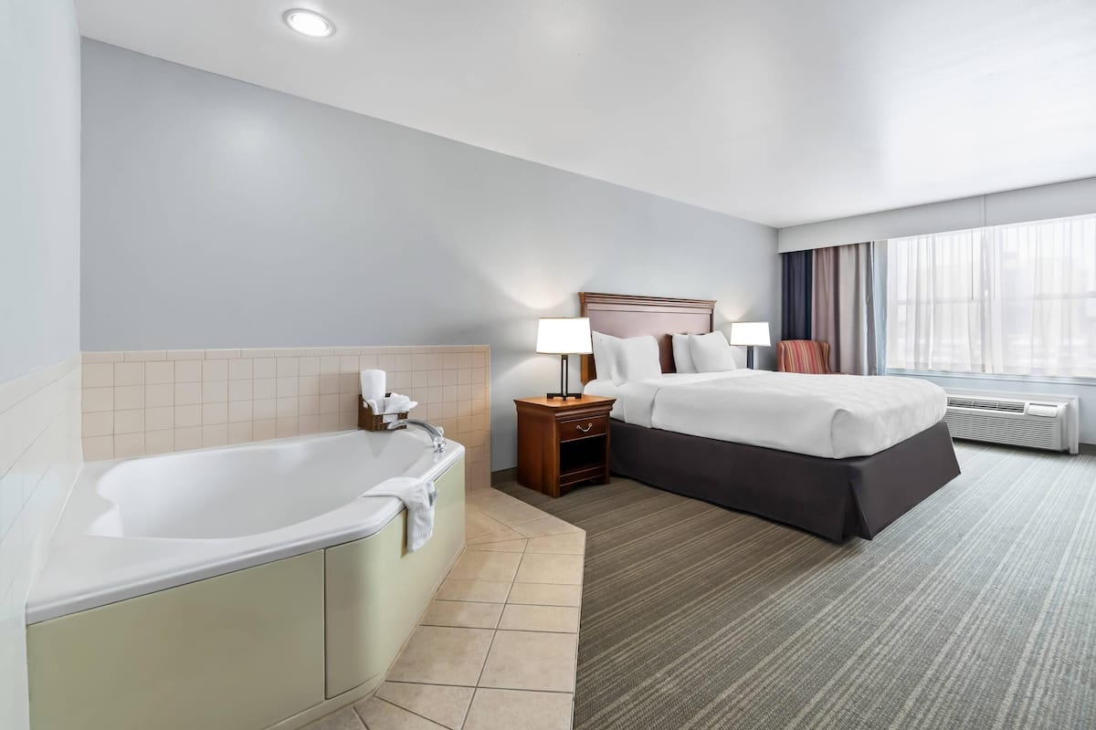 Suite, 1 King Bed, Non Smoking, Jetted Tub | 1 bedroom, desk, blackout curtains, iron/ironing board