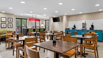 Tägliches inbegriffenes kontinentales Frühstück