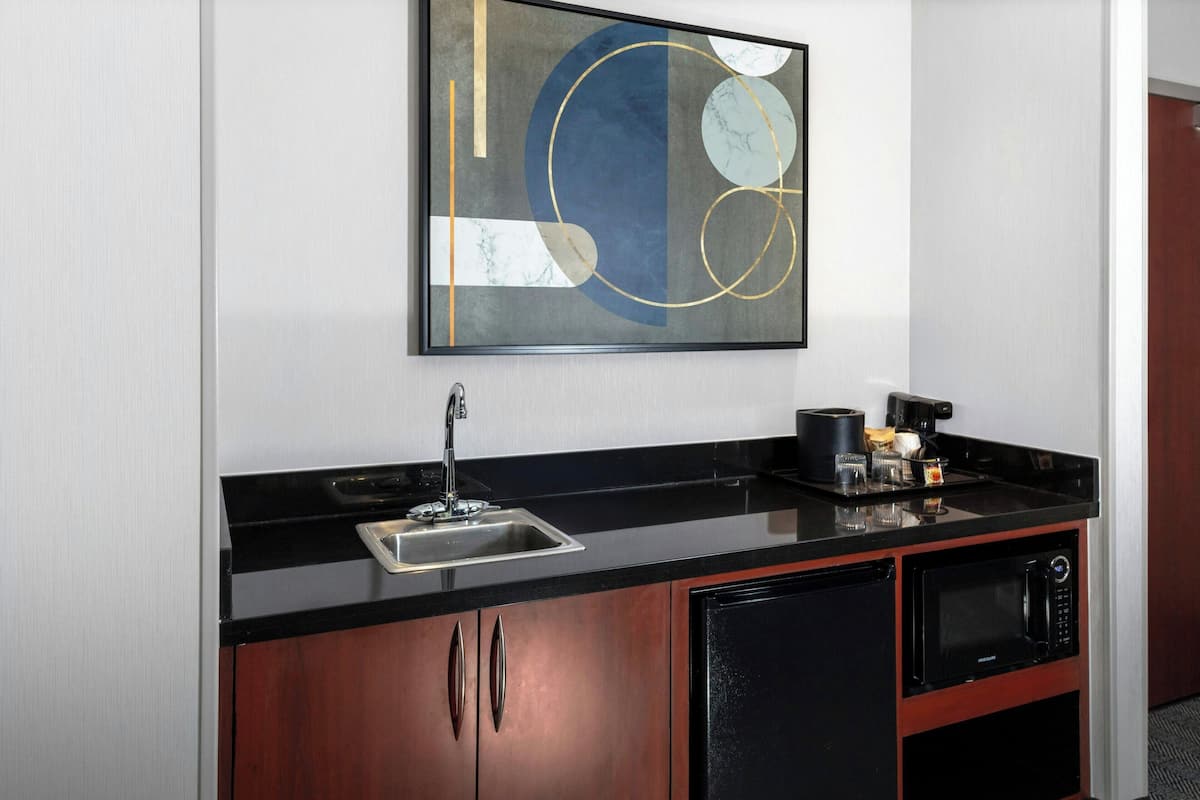 1 bedroom, pillowtop beds, desk, blackout drapes