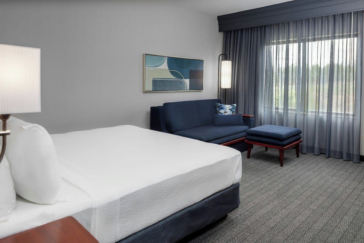 1 bedroom, pillowtop beds, desk, blackout drapes
