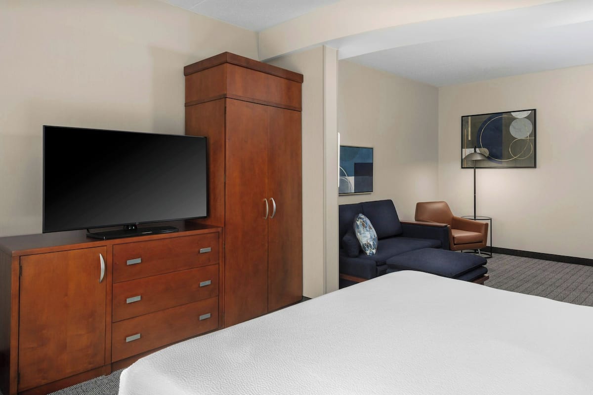 1 bedroom, pillowtop beds, desk, blackout drapes