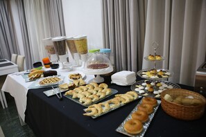 Desayuno continental gratuito y diario