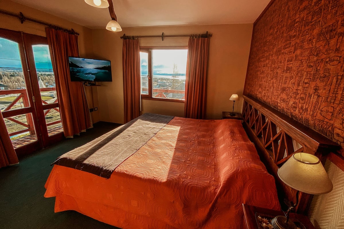 Suite | Een kluis op de kamer, een bureau, verduisterende gordijnen, gratis wifi