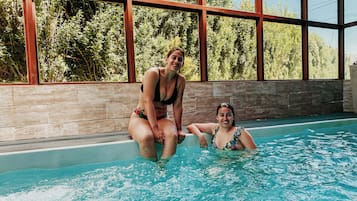Kolam renang indoor, dengan kursi berjemur