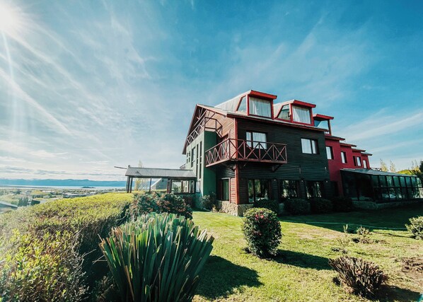 Front of property - Hostería Lupama (El Calafate)