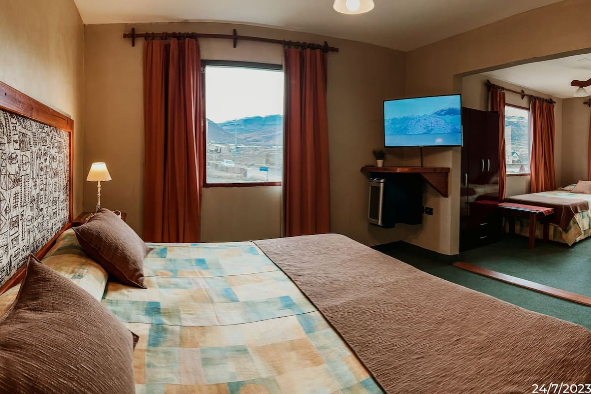 Suite | Een kluis op de kamer, een bureau, verduisterende gordijnen, gratis wifi