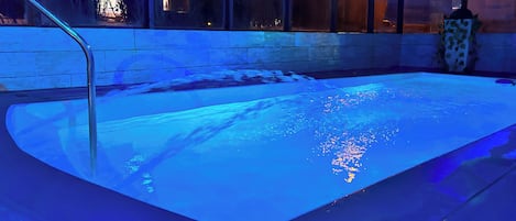 Piscine couverte, chaises longues