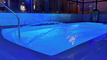 Indoor pool, sun loungers