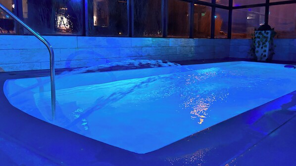 Indoor pool, sun loungers