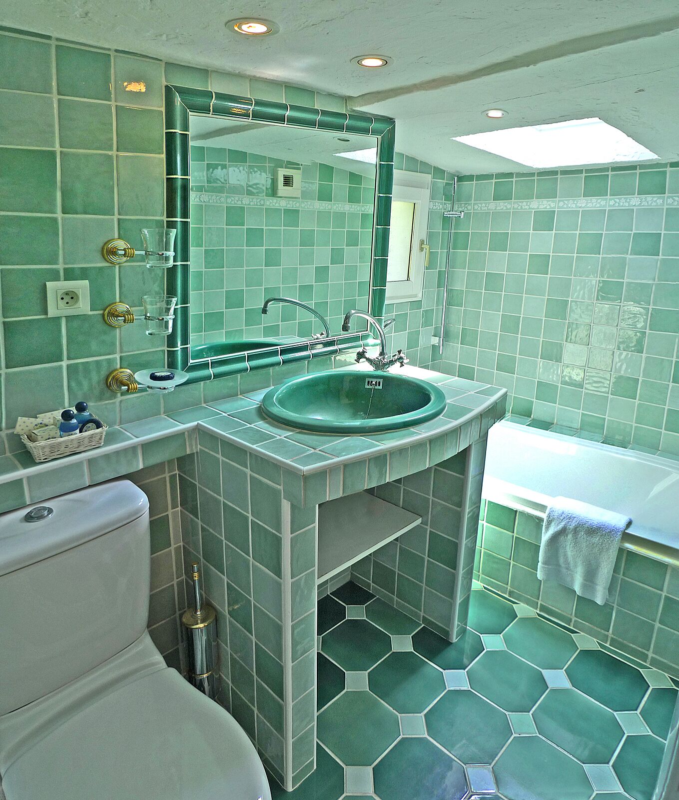 romantic cottage, ensuite (cdr) | bathroom
