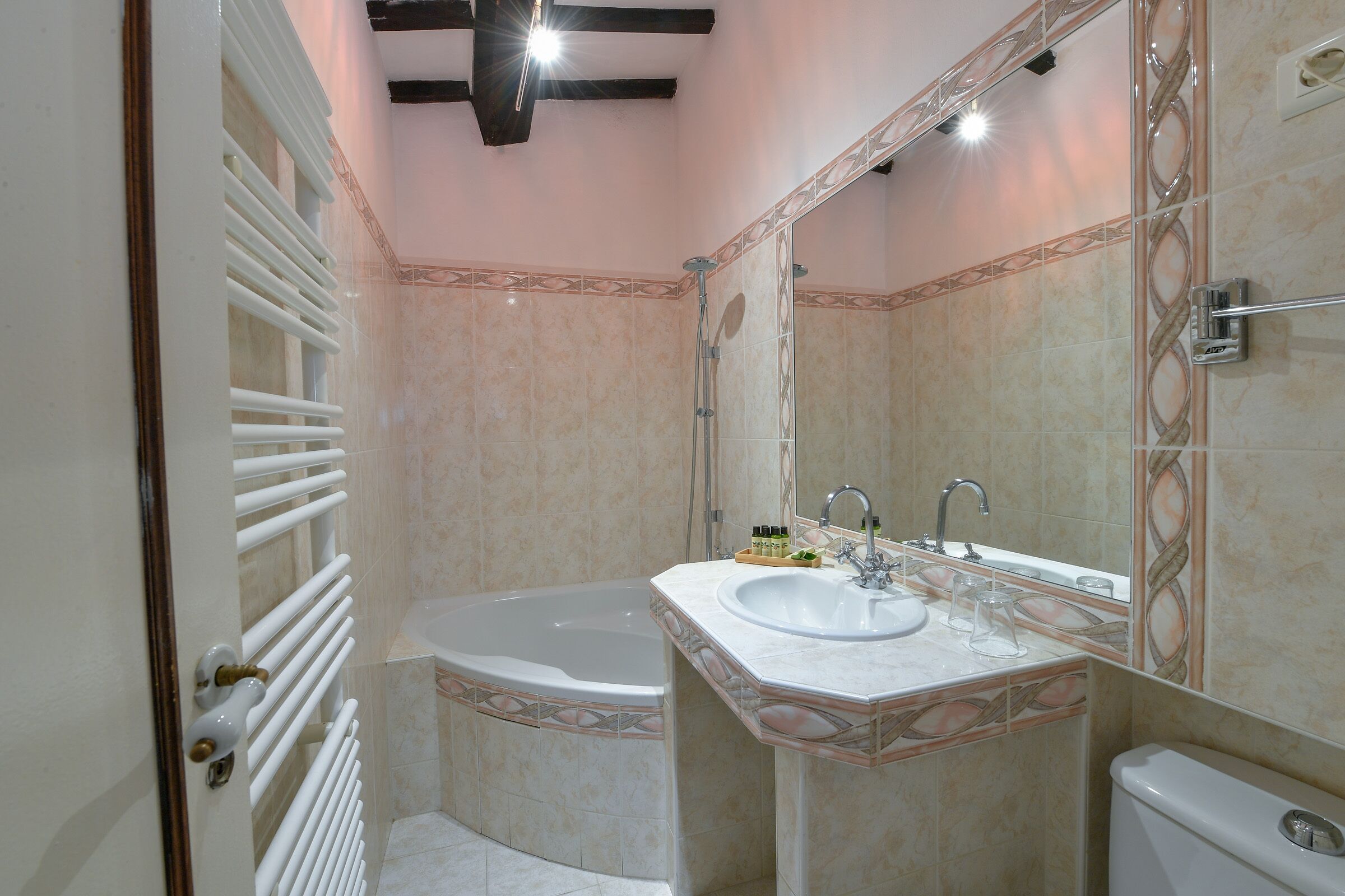 Un baño con bañera, lavabo e inodoro.