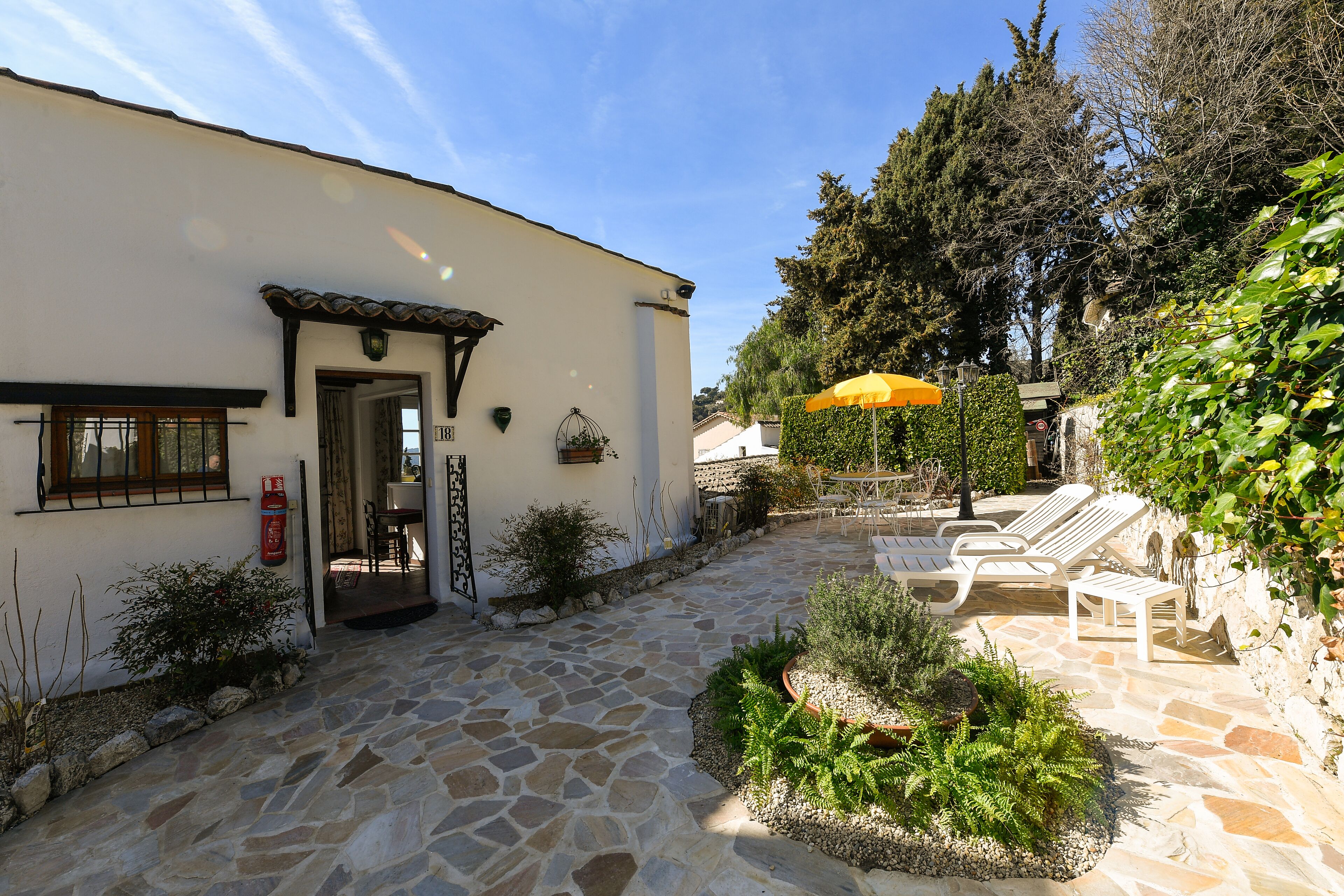 suite, ensuite (cjs) | garden