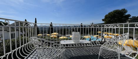 Suite, salle de bains attenante (CJS) | Vue depuis le balcon