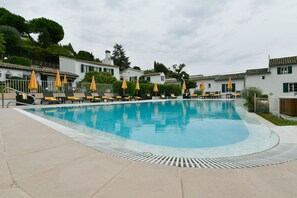 Piscina all'aperto, lettini