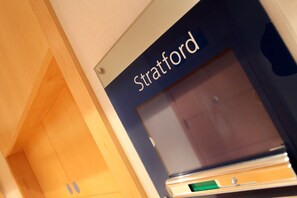 Une pièce avec un meuble en bois et une pancarte indiquant « Stratford ».