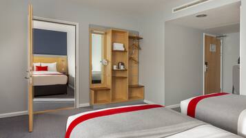 Schreibtisch, Verdunkelungsvorhänge, schallisolierte Zimmer