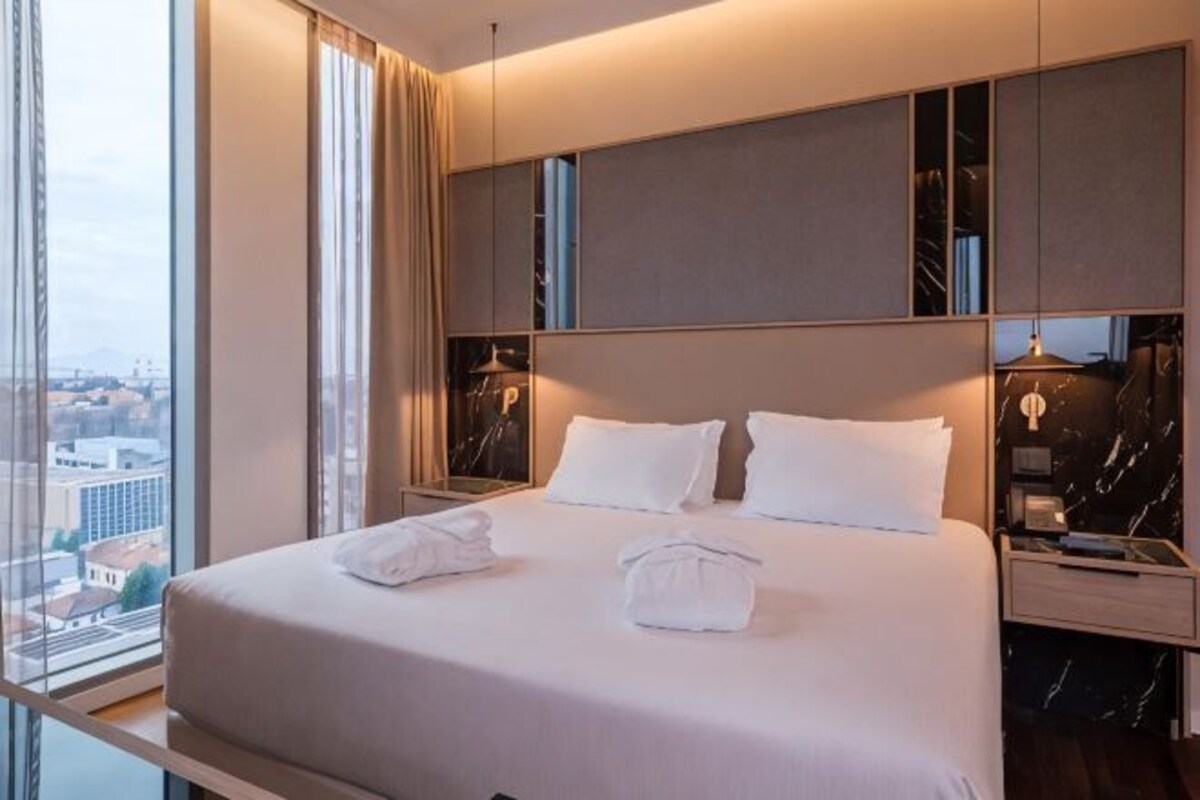 Minibar, caja de seguridad en la habitación y escritorio