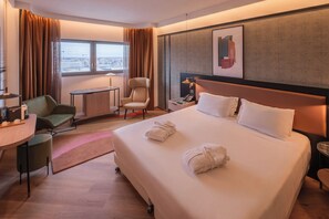 Minibar, Zimmersafe, Schreibtisch, laptopgeeigneter Arbeitsplatz