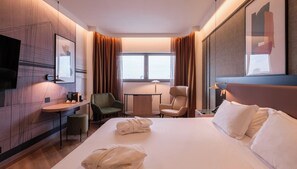 Minibar, coffres-forts dans les chambres, bureau