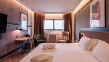 Minibar, caja de seguridad en la habitación y escritorio 