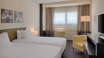 Minibar, caja de seguridad en la habitación y escritorio