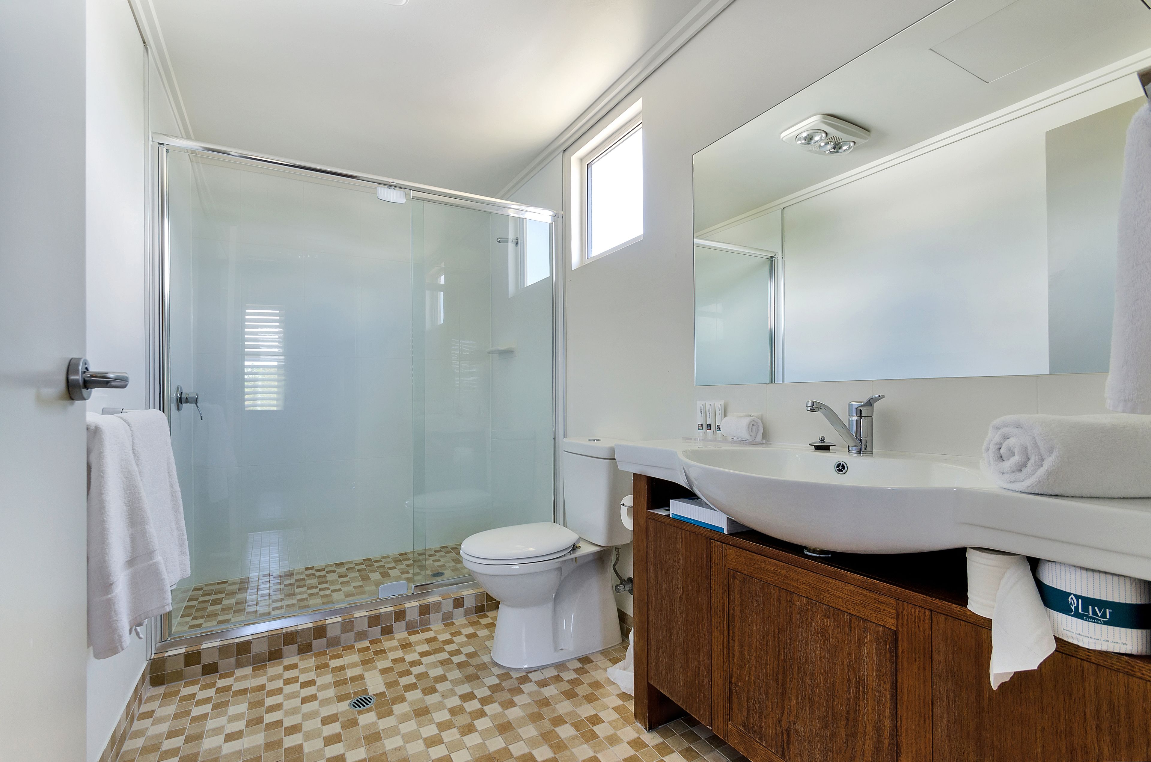 Habitación estándar, para no fumadores (Queen Singe Trundle Room) | Baño | Amenidades de baño gratuitas, secadora de cabello, toallas 