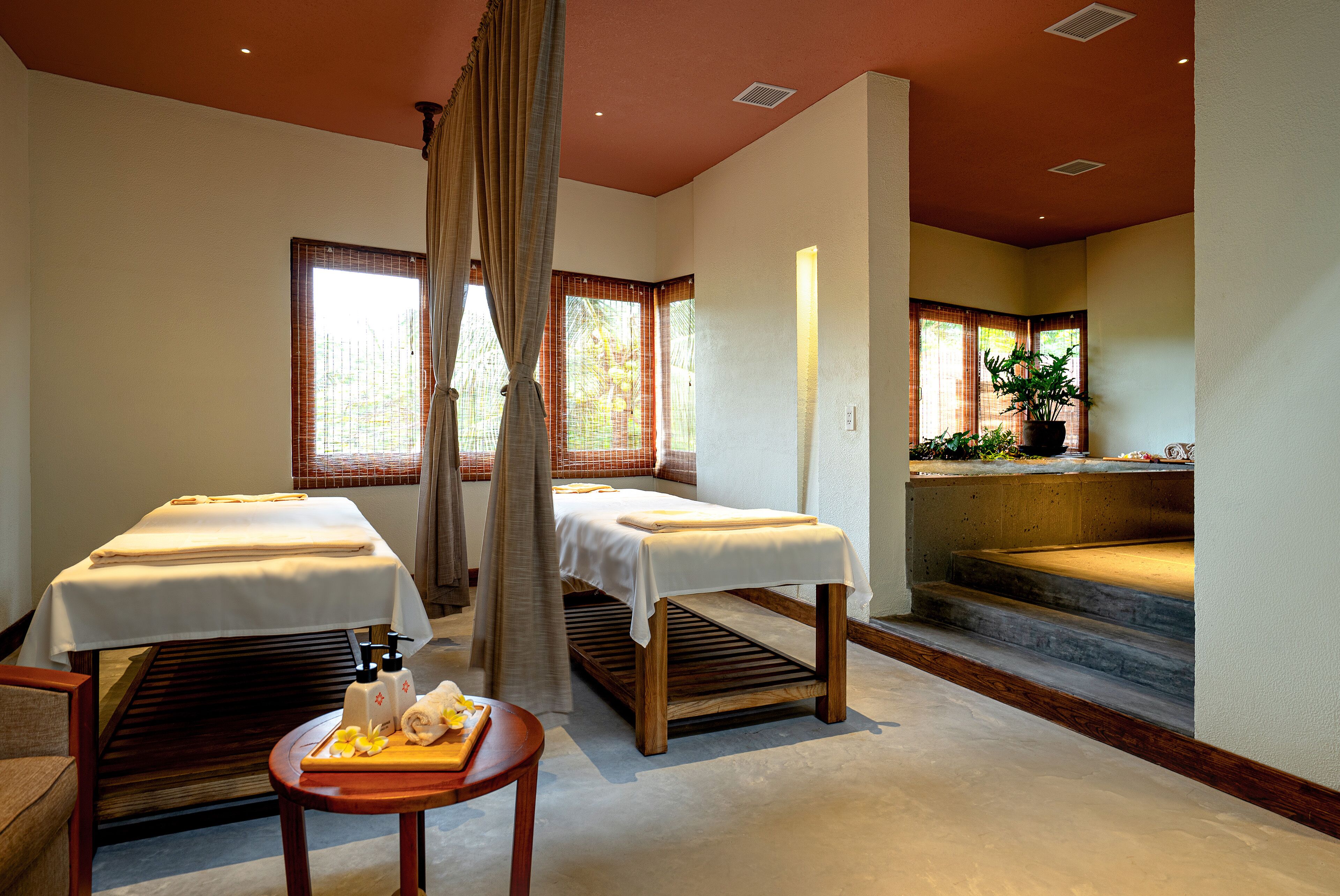Couples treatment rooms, sauna, hot tub, steam room, body treatments