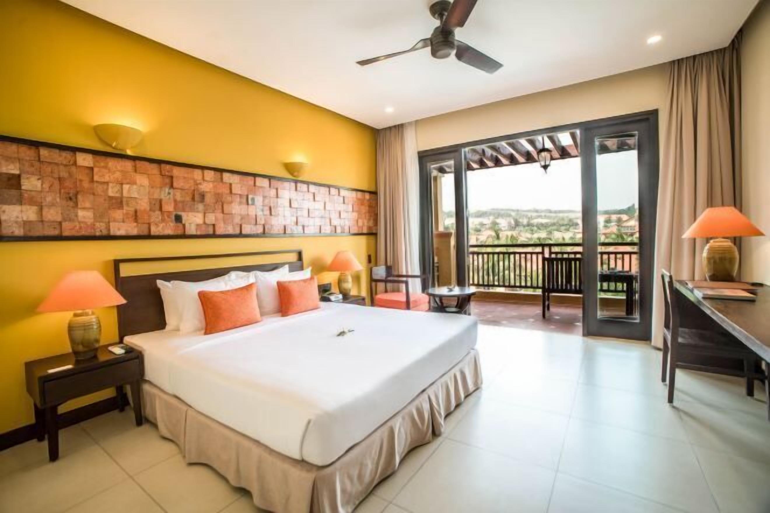 Bar mini, peti besi dalam bilik, dihias secara berasingan 