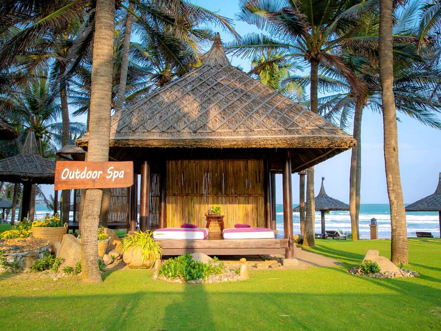Couples treatment rooms, sauna, hot tub, steam room, body treatments