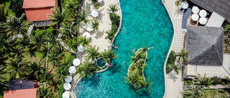 2 piscines extérieures, parasols de plage, chaises longues